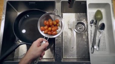 Erkek ellerinin musluk altında sebze yıkarken üst görüntüsü