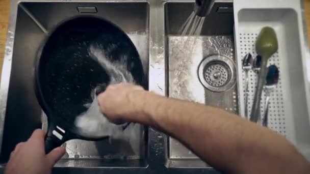 Vista Superior Das Mãos Masculinas Lavar Pratos Pia Cozinha — Vídeo de Stock
