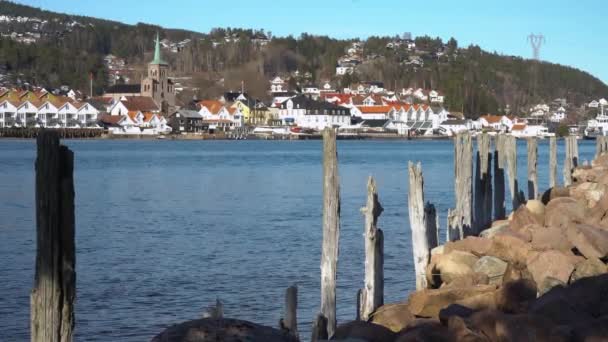 Gamle Bølgebrytere Tre Langs Drammensfjorden Motsatt Side Kysten Ligger Byen – stockvideo