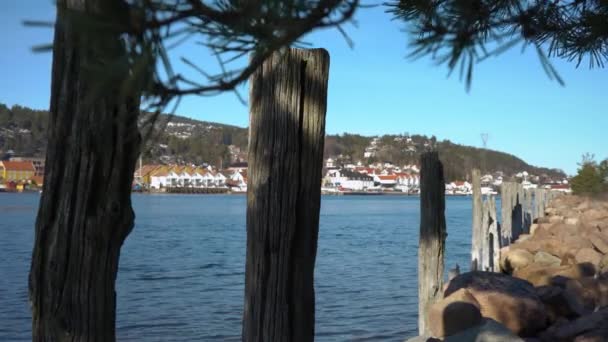 Drammen Fjord Kıyısındaki Eski Ahşap Dalgalar Karşı Kıyıda Svelvik Kasabası — Stok video