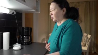 Yaşlı kadın baş ağrısı çekiyor ve ilaç alıyor. Sağlık hizmetleri yaşlı insanlar konsepti. Çerçeve dizisi