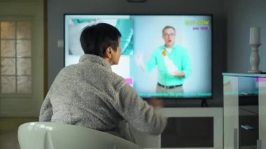 Profesyonel bir satıcı müşteriyi yeni, benzersiz bir temizlik ürünü almaya ikna eder. Ağ reklamcılığı, TV mağazası, viral reklamcılık, tele pazarlama, çevrimiçi satış, tek tıklama satış