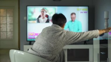 TV dükkanından alışveriş yapan orta yaşlı bir ev kadını. Profesyonel bir satıcı müşteriyi yeni, eşsiz bir elektrikli masaj aleti almaya ikna eder. Ağ reklamcılığı, TV mağazası, tele pazarlama, çevrimiçi satış.