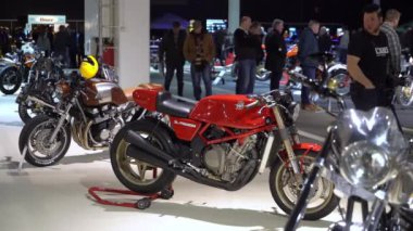 HELSINKI, FINLAND - Şubat 03, 2023: antika nostaljik eski bisikletler. Motosikletler, motosikletler, scooterlar, binicilik ekipmanları, yedek parça ve birçok insan Kuzey ülkelerindeki en büyük motosiklet fuarında MP23.