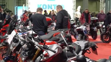 HELSINKI, FINLAND - Şubat 03, 2023: Motosikletler, motosikletler, scooterlar, binicilik ekipmanları, yedek parça ve birçok insan Kuzey ülkelerindeki en büyük motosiklet fuarında MP23.