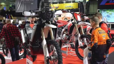 HELSINKI, FINLAND - Şubat 03, 2023: Güçlü spor dayanıklı bisiklet. Motosikletler, motosikletler, scooterlar, binicilik ekipmanları, yedek parça ve birçok insan Kuzey ülkelerindeki en büyük motosiklet fuarında MP23.