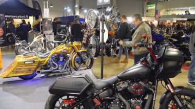 HELSINKI, FINLAND - Şubat 03, 2023: Zodiac Company Pavyonu - Kuzey ülkelerindeki en büyük motosiklet fuarında Harley-Davidson motorsikletleri için en kaliteli yedek parça ve aksesuarlar