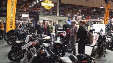 HELSINKI, FINLAND - Şubat 03, 2023: Harley-Davidson Pavyonu. Motosikletler, motosikletler, scooterlar, binicilik ekipmanları, yedek parça ve birçok insan Kuzey ülkelerindeki en büyük motosiklet fuarında MP23.