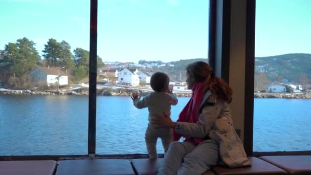 Μαμά Και Αγοράκι Της Ταξιδεύουν Πλοίο Στο Drammensfjord Νορβηγία — Αρχείο Βίντεο