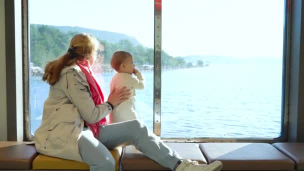 ノルウェーのドラマメンズフィヨルドのフェリーで旅行しているお母さんと彼女の小さな男の子 — ストック動画