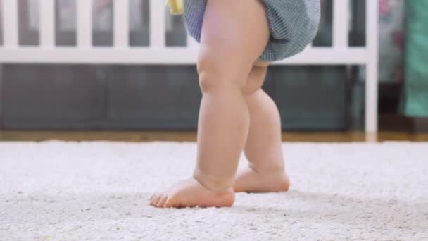 Bebé Aprendiendo Caminar Dando Los Primeros Pasos Casa Pequeños Pies — Vídeo de stock