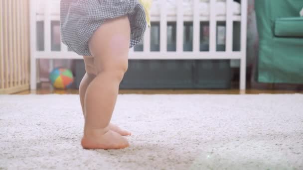 Dziecko Uczy Się Chodzić Robiąc Pierwsze Kroki Domu Małe Stópki — Wideo stockowe