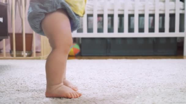 Bebé Aprendiendo Caminar Dando Los Primeros Pasos Casa Pequeños Pies — Vídeos de Stock
