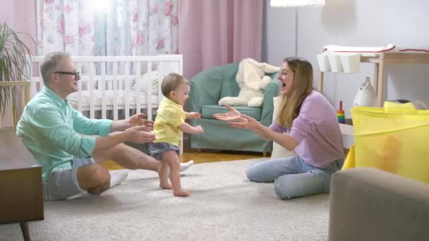 婴儿在家里学习走第一步 小脚在客厅地板上走着 — 图库视频影像