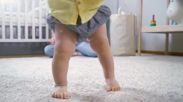 Baby Lära Sig Att Tar Första Stegen Hemma Små Fötter — Stockvideo