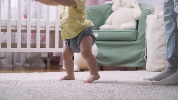Дитина Вчиться Ходити Роблячи Перші Кроки Вдома Маленькі Ноги Йдуть — стокове відео