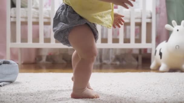 Dziecko Uczy Się Chodzić Robiąc Pierwsze Kroki Domu Małe Stópki — Wideo stockowe