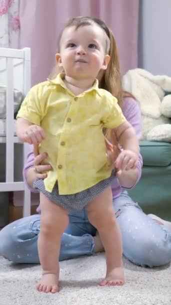 Bebé Aprendiendo Caminar Dando Los Primeros Pasos Casa Pequeños Pies — Vídeos de Stock