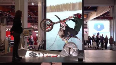 HELSINKI, FINLAND - Şubat 03, 2023: Moto Sürücülerini eğitmek için cazibe. Genç motosiklet kullanma becerilerini büyük motosiklet gösterisi MP23 'te moto simülatörde geliştiriyor..