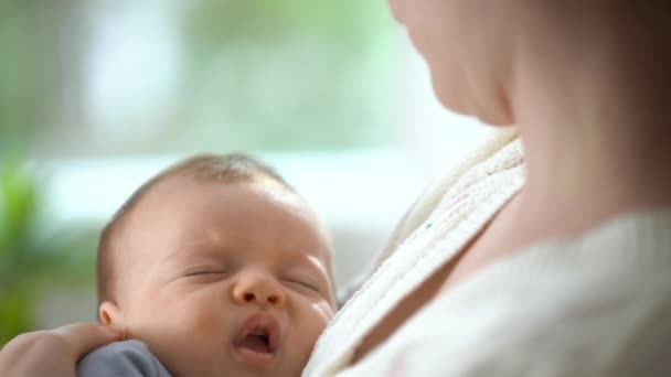 Ευτυχισμένη Μητέρα Κρατάει Ένα Μωρό Που Κοιμάται Στην Αγκαλιά Της — Αρχείο Βίντεο