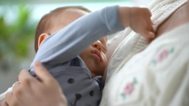 Szczęśliwa Matka Trzymająca Śpiące Dziecko Ramionach Kochająca Matka Nosi Dziecko — Wideo stockowe