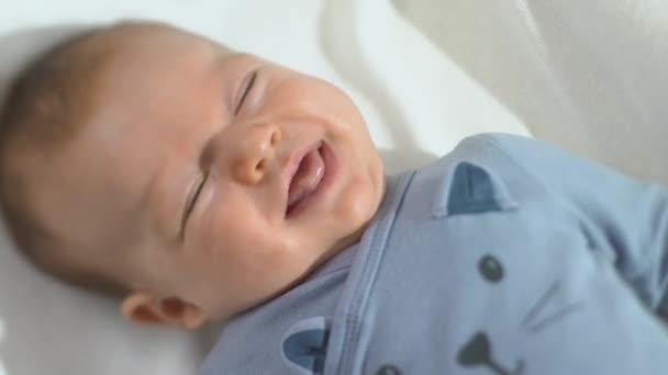 Pierwszy Uśmiech Miłego Noworodka Leżącego Tyłu Dziecięcym Łóżeczku Portret Zabawnego — Wideo stockowe