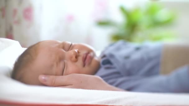 两个月大的婴儿因为肚子痛 睡不着 肚子饿而哭泣 — 图库视频影像