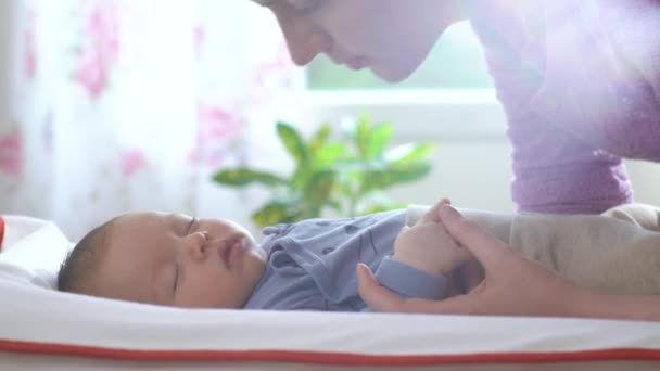Jeune Belle Maman Embrassant Son Nouveau Endormi Maternité Parentalité Maternité — Video