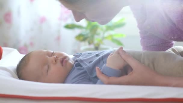 Młoda Piękna Mama Całuje Swoje Śpiące Niemowlę Macierzyństwo Rodzicielstwo Macierzyństwo — Wideo stockowe