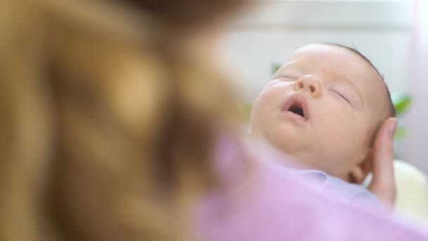 Mãe Feliz Segurando Bebê Dormindo Seus Braços Uma Mãe Amorosa — Vídeo de Stock