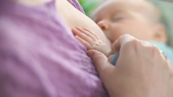 Mladá Matka Kojí Novorozeně Světlé Ložnici Máma Objímala Objímala Mateřství — Stock video