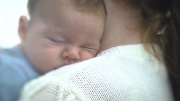 Feliz Madre Sosteniendo Bebé Dormido Sus Brazos Una Madre Cariñosa — Vídeo de stock