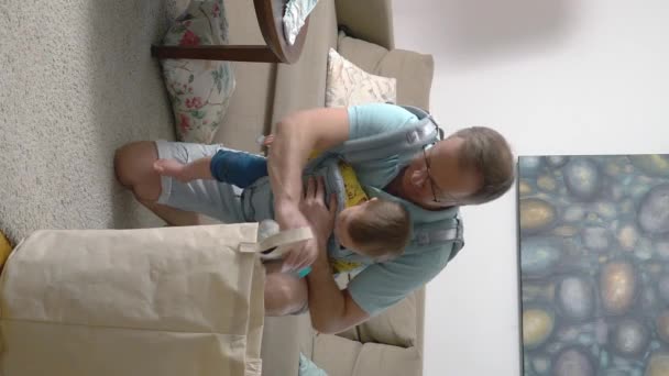 Vader Doet Schoonmaak Woonkamer Verzamelt Veel Verspreid Speelgoed Met Zijn — Stockvideo