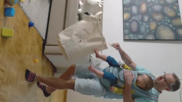 Baba Süpürge Süpürgesiyle Apartman Zeminini Temizlerken Kucağında Bebek Bebekle Askı — Stok video