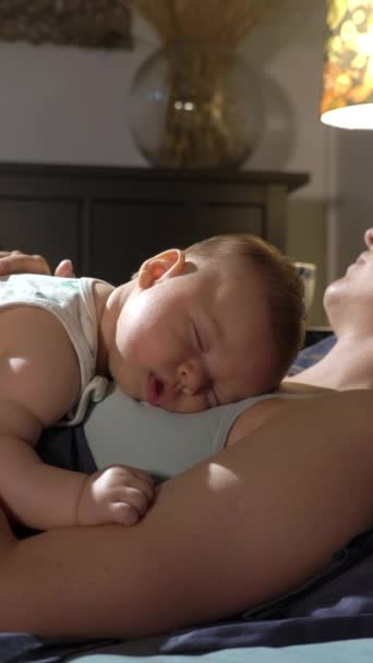 Втомлена Мати Спить Разом Своїм Сином Грудях Спальні Родинні Язки — стокове відео