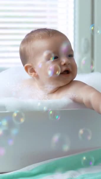 Bonito Saudável Bebê Seis Meses Idade Banhos Com Espuma Bolhas — Vídeo de Stock