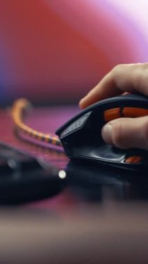 Bir çocuk ya da genç büyük bulanık bir ekranda tanımlanamayan bir bilgisayar oyunu oynuyor. Bir bilgisayar faresi ile yakın çekim. Çevrimiçi video oyunu teknolojisi ve video oyunu bağımlılığı