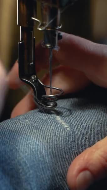 Kvinnlig Sömmerska Reparerar Gamla Jeans Med Vintage Darning Maskin Verkstad — Stockvideo