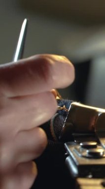 Bayan bir terzi, atölyede eski kot pantolon ve antika otantik bir makineyle eski kot elbiseleri tamir ediyor. Küçük aile şirketi, terzilik ve giysi onarımı, el yapımı, başlangıç