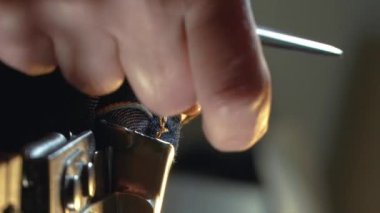 Bayan bir terzi, atölyede eski kot pantolon ve antika otantik bir makineyle eski kot elbiseleri tamir ediyor. Küçük aile şirketi, terzilik ve giysi onarımı, el yapımı, başlangıç