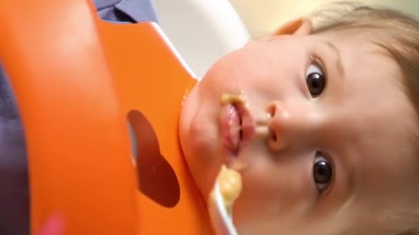 Mãe Alimentando Seu Filho Bebê Com Purê Frutas Cadeira Bebê — Vídeo de Stock
