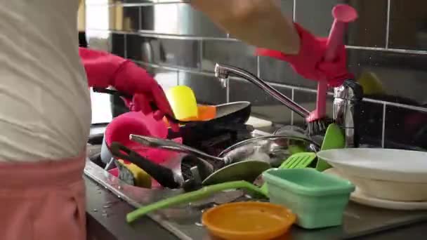 Ibu Rumah Tangga Perempuan Piring Cuci Sarung Tangan Karet Bawah — Stok Video