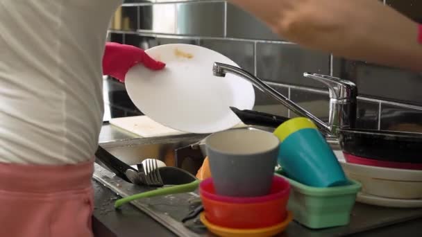 在现代厨房的水槽里 穿着橡胶手套的女家庭主妇在自来水下洗盘子 后续行动 — 图库视频影像