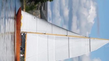 Geleneksel finnish ahşap yelkenli tekneleri Helsinki su alanındaki yıllık Viaporin Tuoppi Regatta 'ya katılıyor. Dikey video