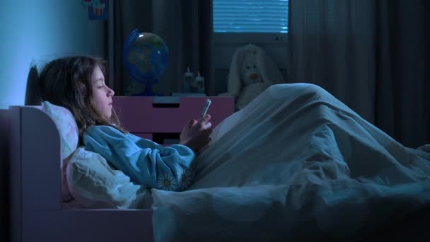 Teenager Pige Rulle Sociale Medier Sms Smartphone Sengen Soveværelset Natten – Stock-video