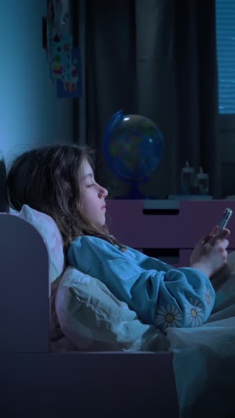 Menina Adolescente Rolando Mensagens Mídia Social Smartphone Cama Quarto Noite — Vídeo de Stock