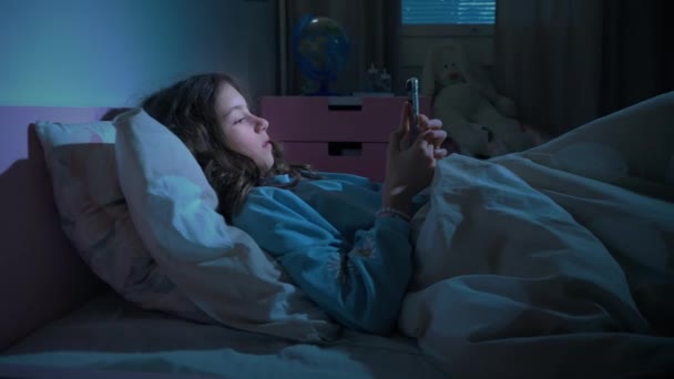 Uma Menina Adolescente Usando Smartphone Cama Antes Dormir Esconder Gadget — Vídeo de Stock