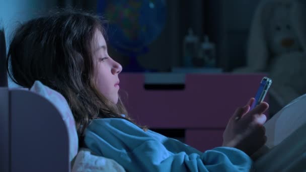 Adolescenta Culcat Pat Timp Noapte Folosind Smartphone Derularea Social Media — Videoclip de stoc