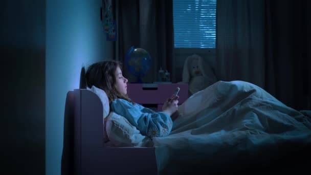 Menina Adolescente Deitada Cama Noite Usando Smartphone Rolando Mídias Sociais — Vídeo de Stock