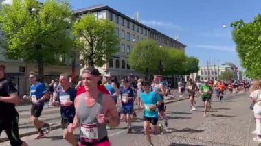 Göteborg, İsveç - 13 Mayıs 2023: Ünlü Göteborg yarı maratonunun katılımcıları şehrin sokaklarında koşuyor.